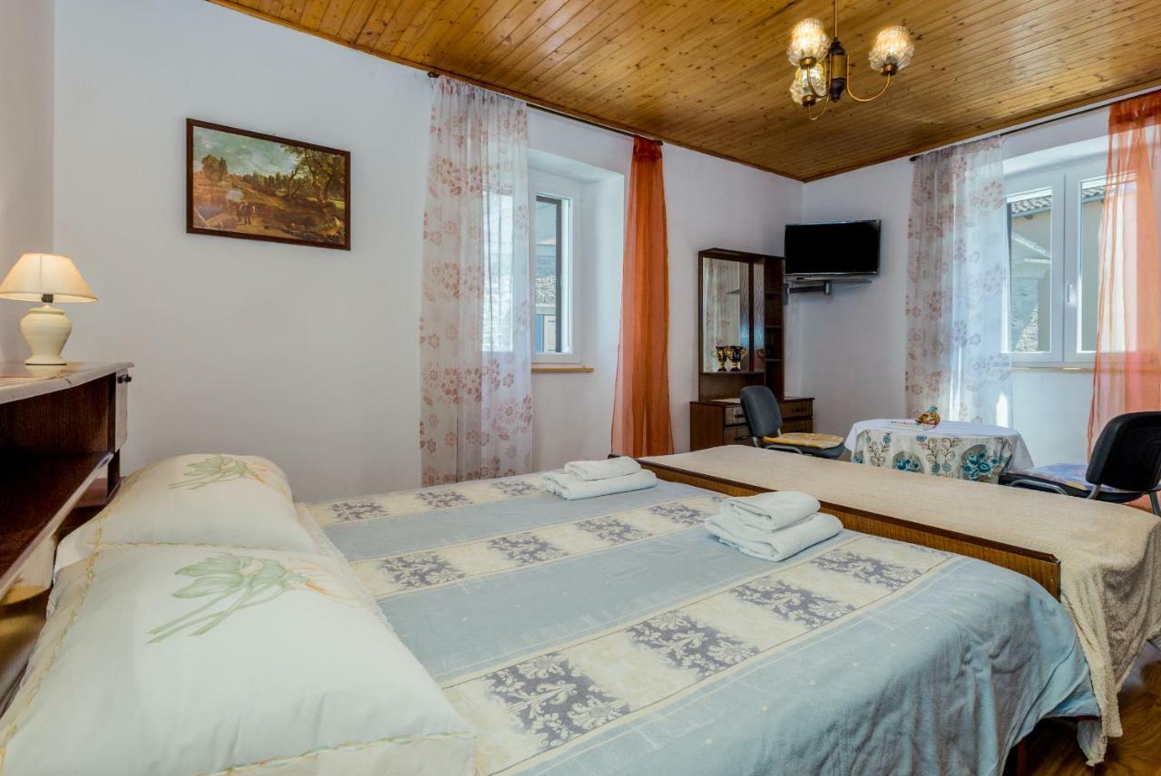 Guest House Robert I Mirna Bale Exterior foto